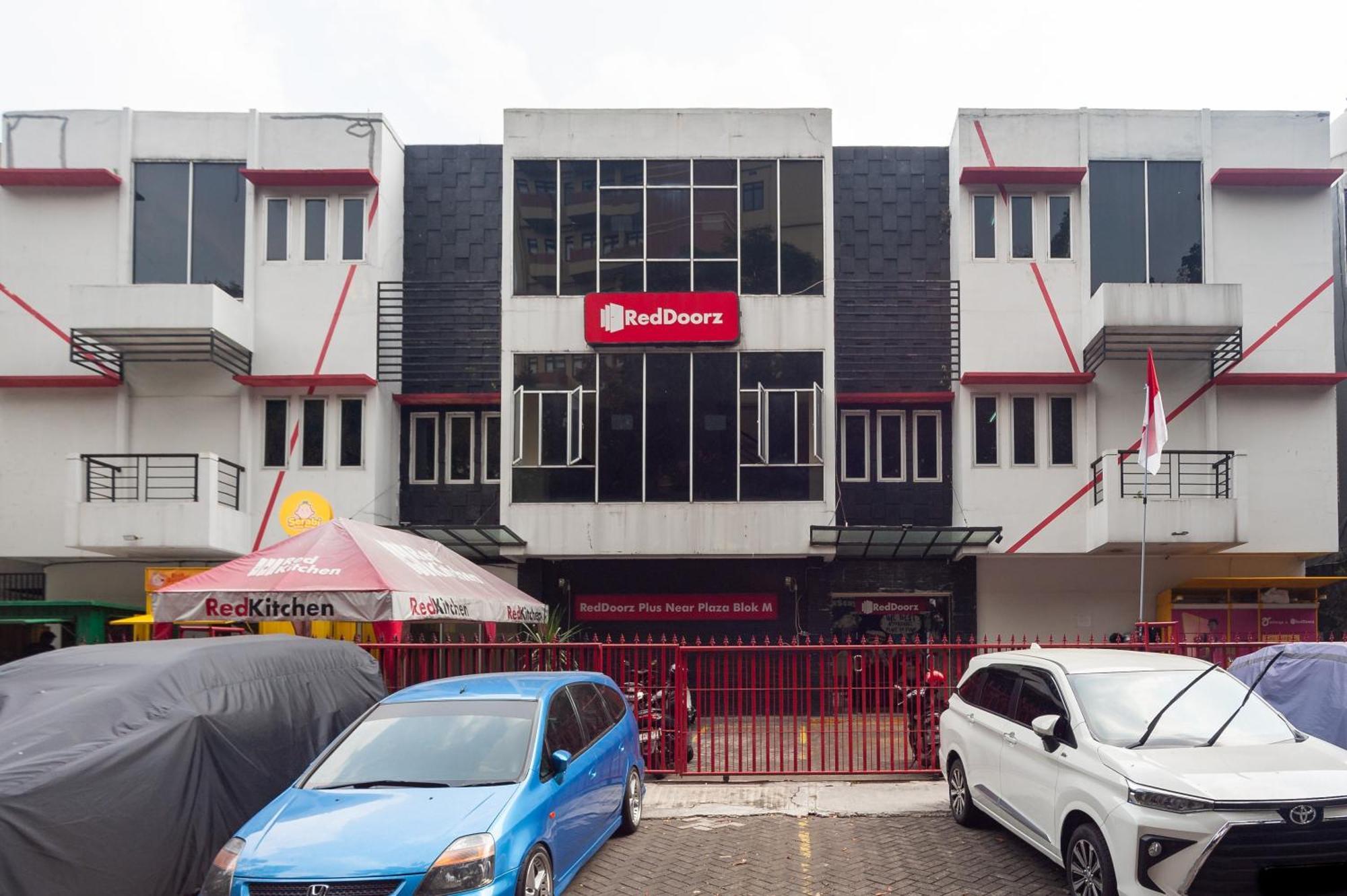 Reddoorz Plus Near Plaza Blok M Jakarta Exterior photo